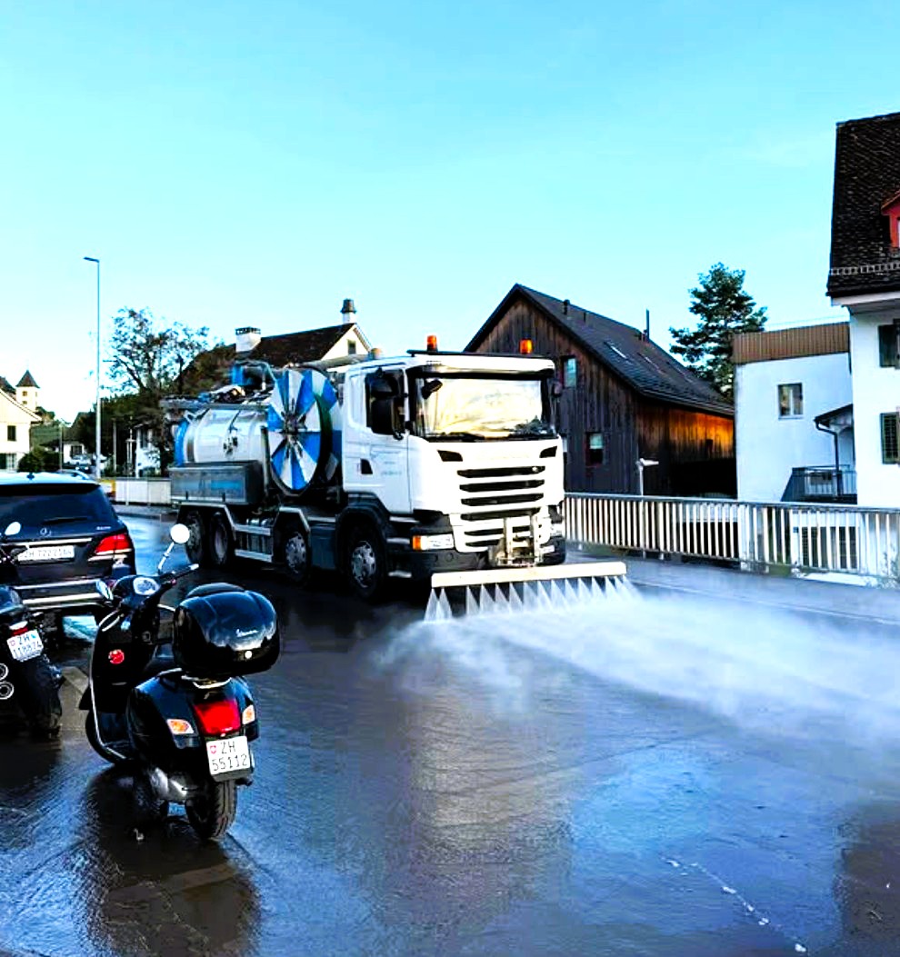 Strassenreinigung mit Hochdruckwasser